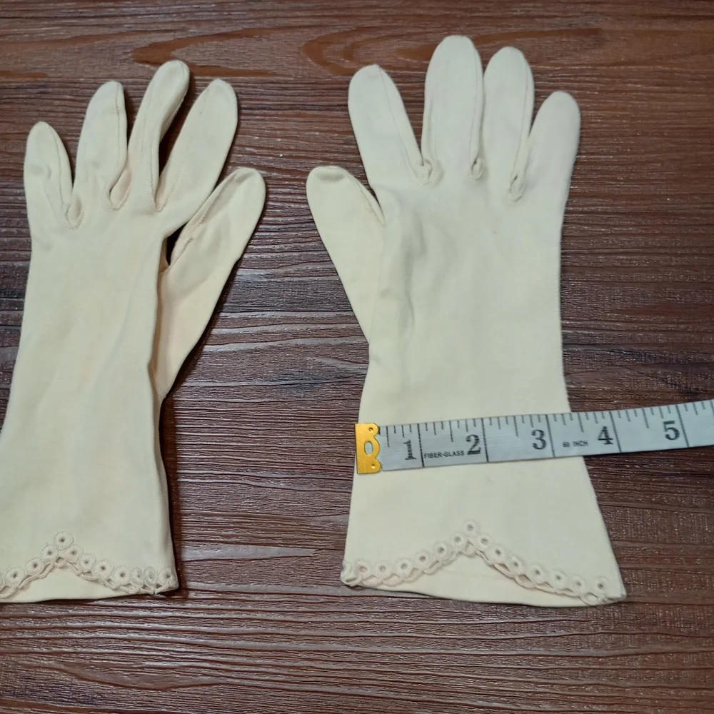 Vintage cottagecore regal embroidered gloves